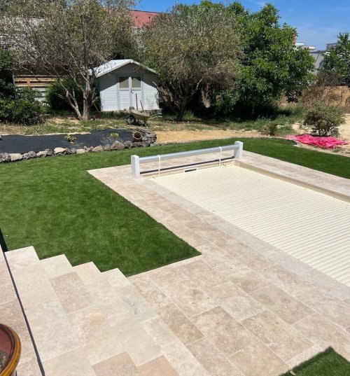 Création d'un extérieur complet : piscine coque, terrasse, auvent et dallages