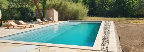 Construction d'une piscine béton et aménagement complet des abords dans le Biterrois